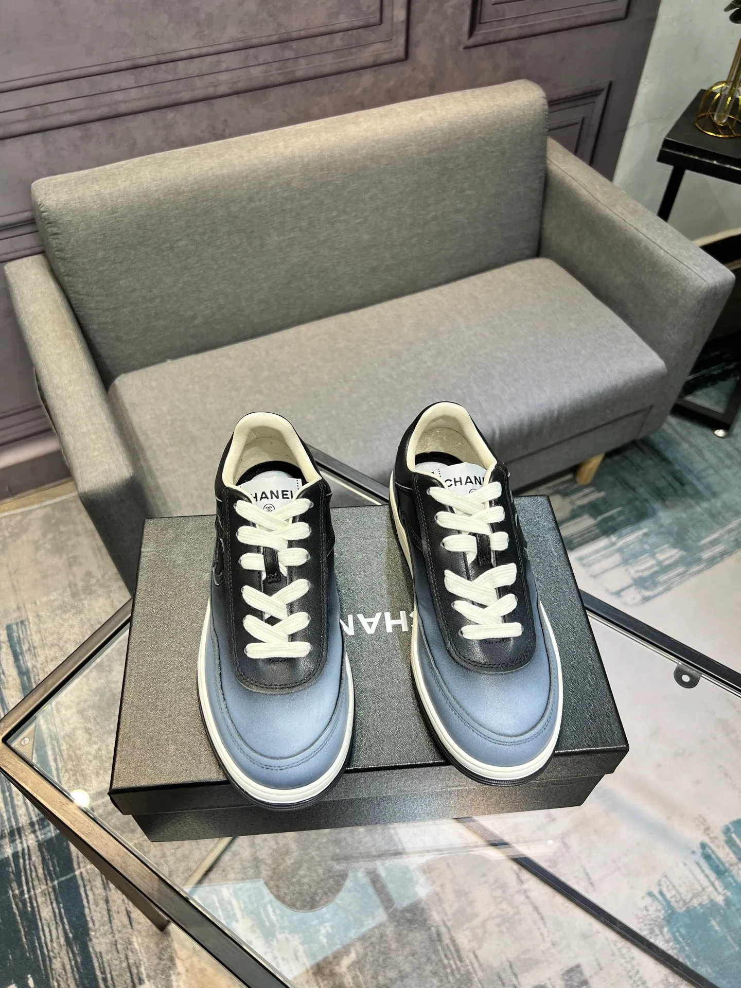 Men's men's shoes 💰660 Exclusive real shot (top version) CHANEL Chanel 2025ss color matching thick-soled casual sports shoes and sneakers. The counter is synchronized. The counter is very popular. A shoe that is very difficult to buy. The most popular thick-soled panda shoes on the Internet. It can be imagined that Xiaoxiang control can't miss it. It has both good looks and comfort. Simple and versatile white shoes. The thick sole increases the height and is super versatile. Close your eyes and wear it. Whoever wears it will look better. Upper: calfskin Lining: imported sheepskin lining Outsole: TPU original outsole Size: 35-44 (customized for women 41 and 40, and 45 for men)
